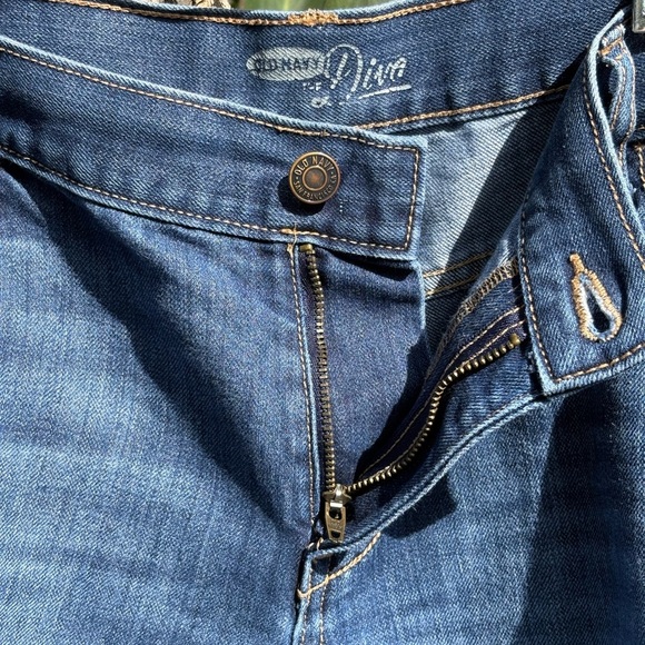 Old Navy The Diva Blue Jean Shorts with Frayed Hem and Relaxed Fit Size 16 - Picture 4 of 5